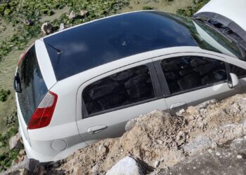 Madre de Deus : Motorista perde controle de carro e cai na praia