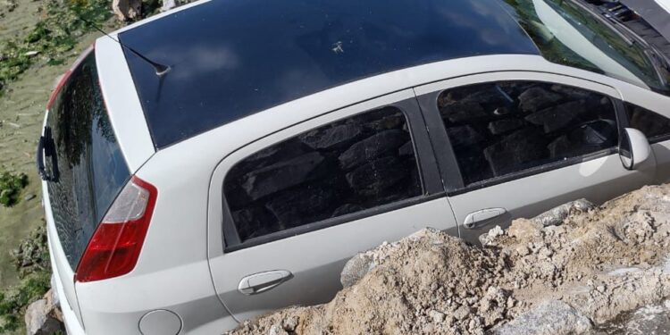 Madre de Deus : Motorista perde controle de carro e cai na praia