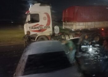 Carro de passeio se envolve em acidente com carreta, na moliza