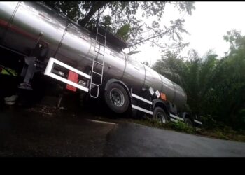 Carreta tomba e cai na ponte próximo a curva dos 50, na BA 523