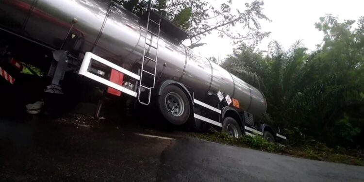 Carreta tomba e cai na ponte próximo a curva dos 50, na BA 523