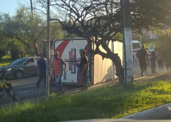 Candeias: caminhão capota ao bater em ônibus