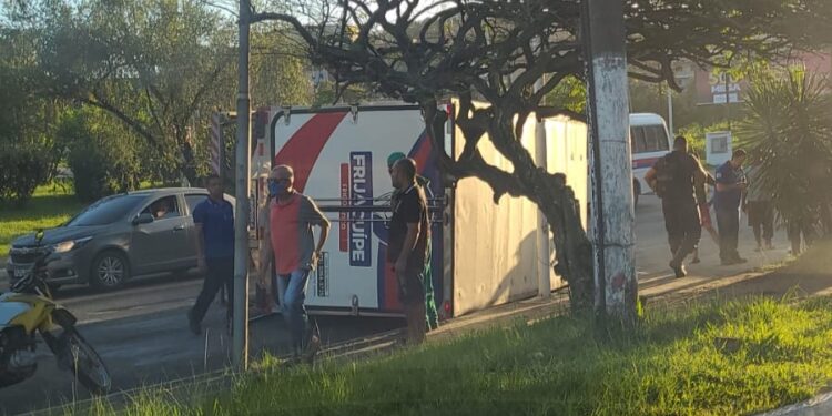 Candeias: caminhão capota ao bater em ônibus