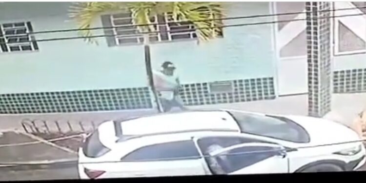 Candeias: Mulher tem carro roubado na porta da escola