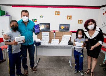 Madre de Deus: Prefeitura entrega tablets e notebooks para as escolas do município