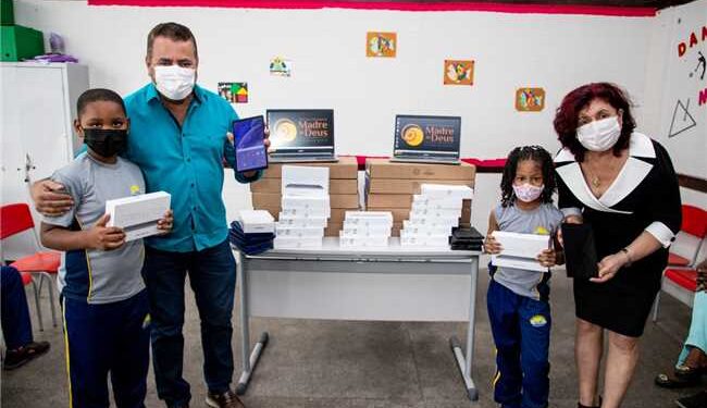 Madre de Deus: Prefeitura entrega tablets e notebooks para as escolas do município