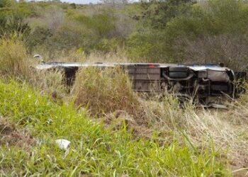 Bahia:Pelo menos 17 pessoas ficam feridas em acidente entre ônibus e carro