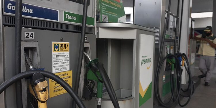 Bahia: Acelen anuncia redução do preço da gasolina e do diesel