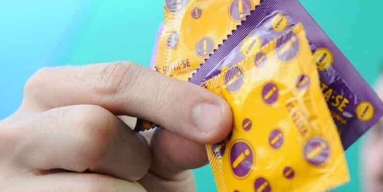 Uso de camisinha nas relações sexuais cai entre adolescentes, aponta IBGE