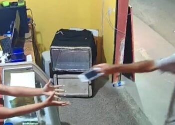 Camaçari: Homem assalta pizzaria mas devolve celular de atendente, após apelo