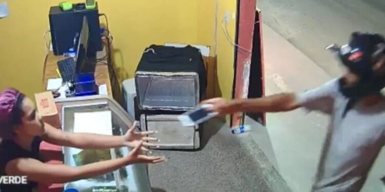 Camaçari: Homem assalta pizzaria mas devolve celular de atendente, após apelo