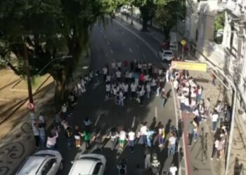 Familiares e amigos realizam caminhada em protesto após morte da menina Cristal