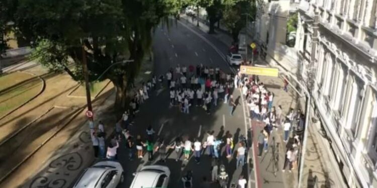 Familiares e amigos realizam caminhada em protesto após morte da menina Cristal