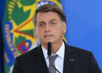 Bolsonaro muda de posição e diz que deve participar de debate: “Vou ser fuzilado”