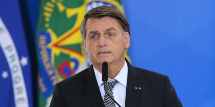 Bolsonaro muda de posição e diz que deve participar de debate: “Vou ser fuzilado”