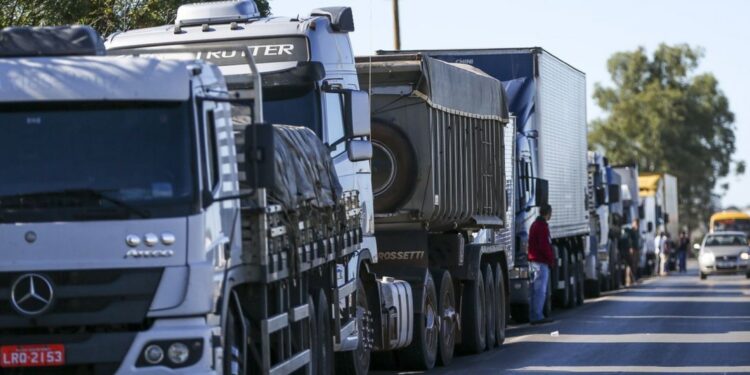 Prazo de autodeclaração para auxílio caminhoneiro termina nesta segunda