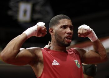 Hebert Conceição estreia com nocaute no boxe profissional