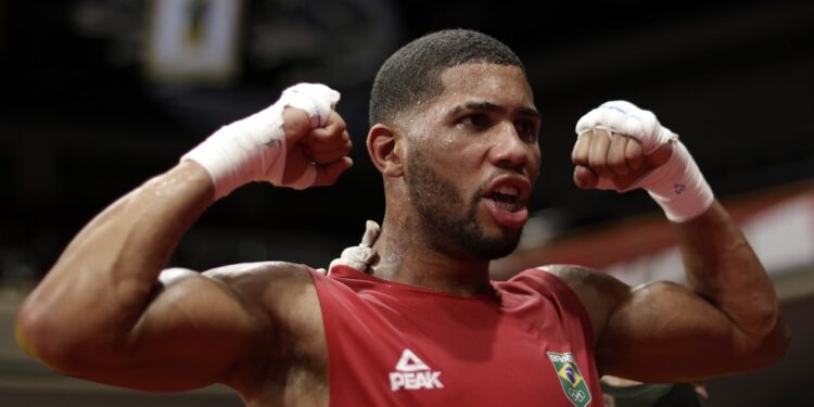 Hebert Conceição estreia com nocaute no boxe profissional