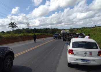 Candeias: Caminhão vira na BA 522