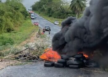 Candeias:Protesto por reforma das estradas bloqueia a BA-522,