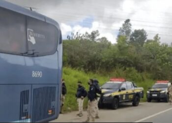 Bandidos tocam terror em assalto a ônibus com destino a feira de Santana