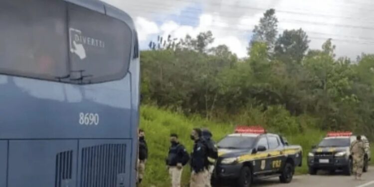 Bandidos tocam terror em assalto a ônibus com destino a feira de Santana