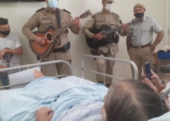 PM leva música para pacientes em hospital baiano