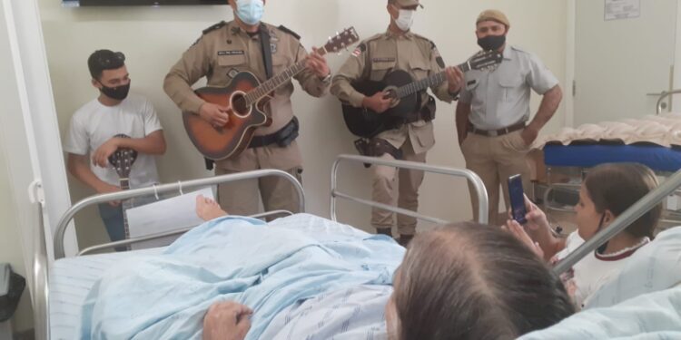 PM leva música para pacientes em hospital baiano