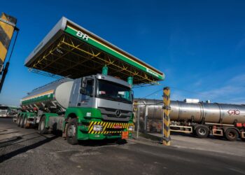 Petrobras anuncia redução na gasolina para distribuidoras