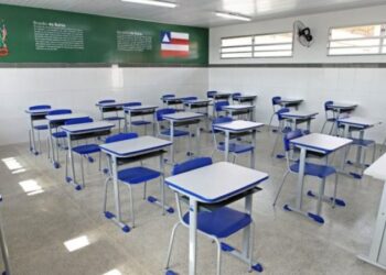 Salvador:Homem invade escola armado com faca e assalta estudantes