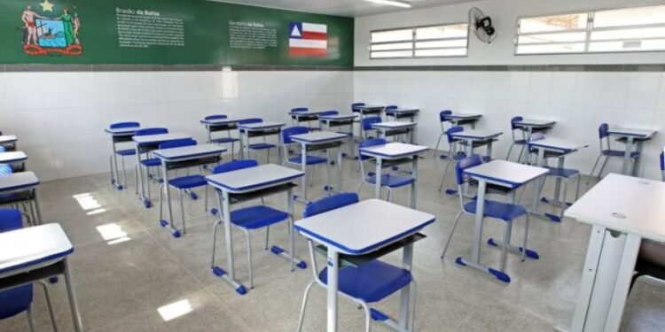 Salvador:Homem invade escola armado com faca e assalta estudantes