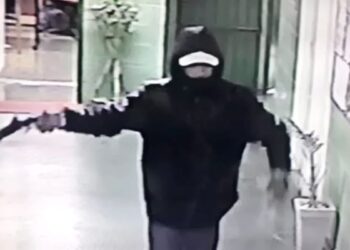 Homem armado invade escola municipal durante horário de aula