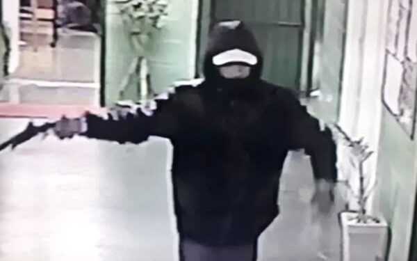 Homem armado invade escola municipal durante horário de aula