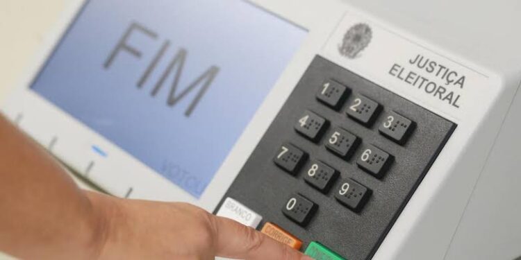 Eleitor deverá entregar celular para mesário antes de entrar na cabine de votação