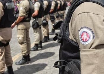 Homem escala prédio da PM para roubar fios