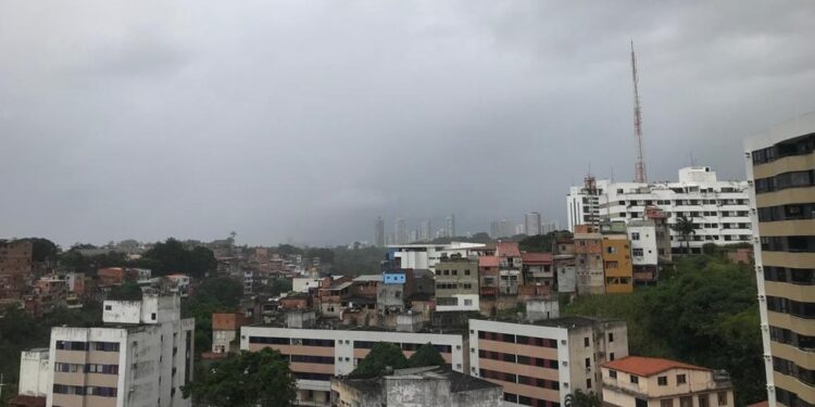 Salvador e região metropolitana tem previsão de céu nublado e chuva no fim de semana