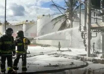 Distribuidora de combustíveis pega fogo e duas pessoas estão em estado grave