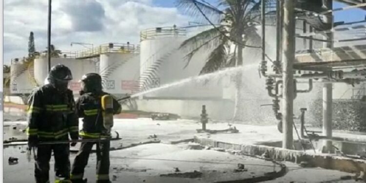 Distribuidora de combustíveis pega fogo e duas pessoas estão em estado grave