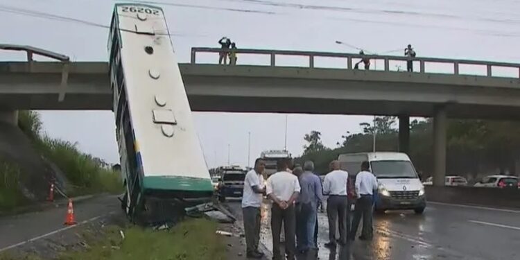Ônibus cai do viaduto na BR 324
