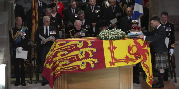 Caixão revestido de chumbo: entenda como corpo da rainha Elizabeth II consegue suportar dias sem ser enterrado