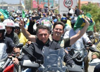 Com Roma na garupa, Bolsonaro participa de motociata em Juazeiro