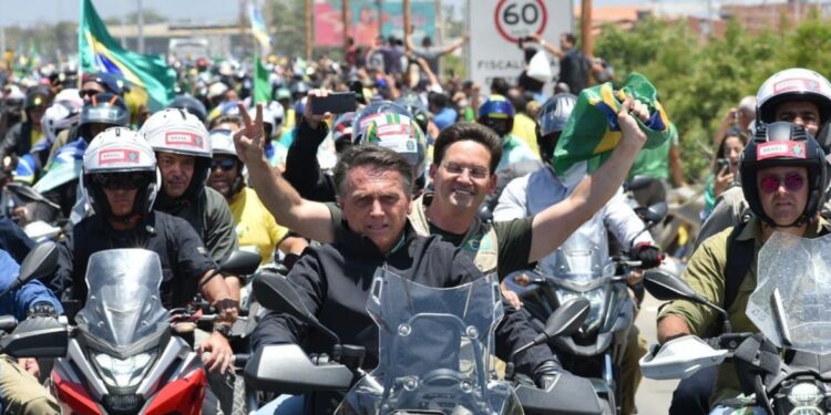 Com Roma na garupa, Bolsonaro participa de motociata em Juazeiro