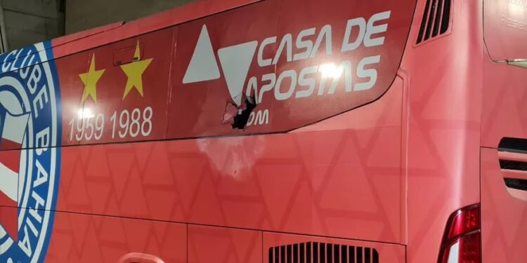 MP denuncia quatro envolvidos no ataque ao ônibus do Bahia em Salvador