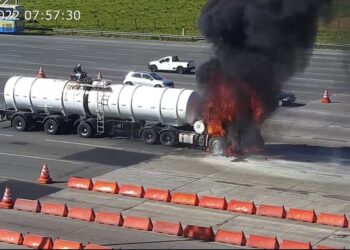 Caminhão carregado com emulsão asfáltica pega fogo perto do pedágio de Amélia Rodrigues, na BR-324