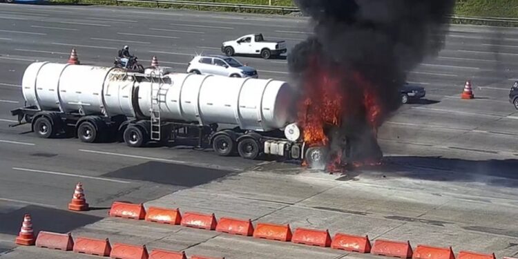 Caminhão carregado com emulsão asfáltica pega fogo perto do pedágio de Amélia Rodrigues, na BR-324