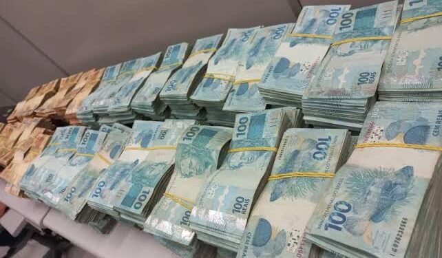 Homem recebe 330 vezes o seu salário, após erro de depósito de fábrica