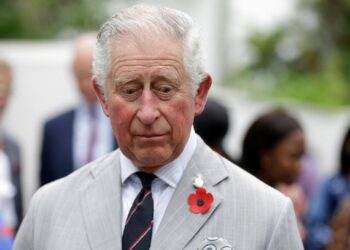 Príncipe Charles assume o trono