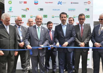 Ministro de Minas e Energia diz que Petrobras venderá refinarias