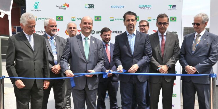 Ministro de Minas e Energia diz que Petrobras venderá refinarias