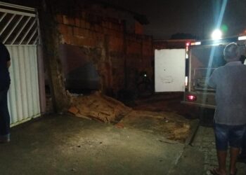 Motorista bate carro na casa de idosa, que morre após ser atingida por muro no acidente